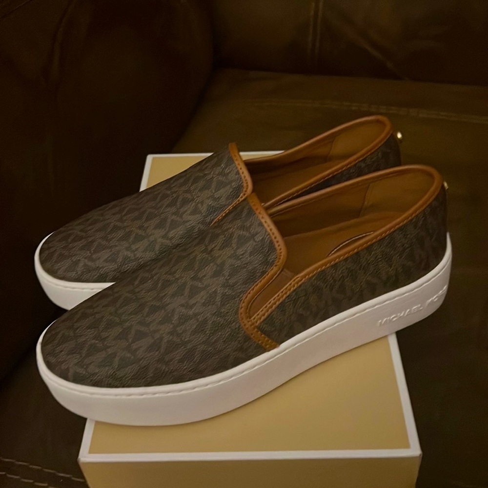 Michael Kors size 7.5 women’s slide on shoes